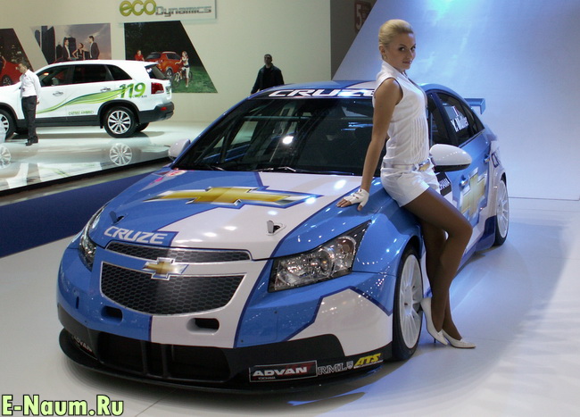 Спортивный Chevrolet Cruze и блондинка