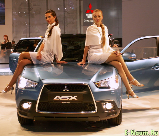 Mitsubishi ASX - с девушками на капоте
