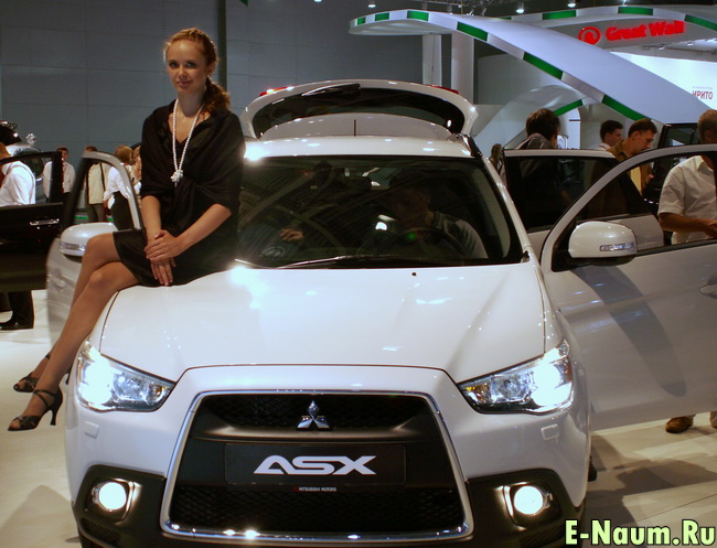 Mitsubishi ASX в оттенках белого - и гарна дивчина на капоте