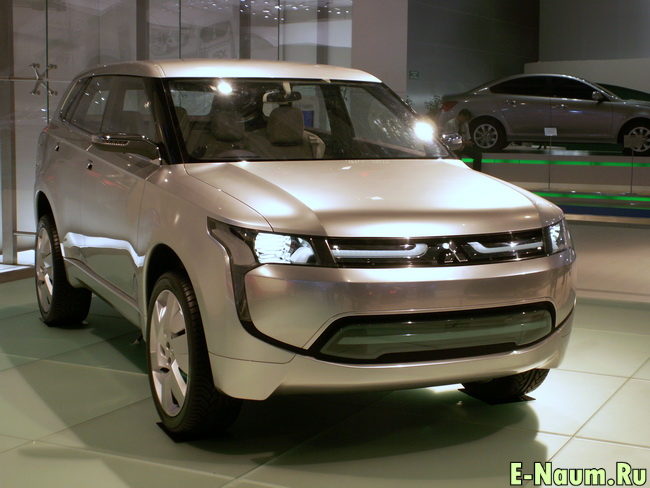 Также без красивых и стройных девчонок остался Mitsubishi Concept PX-Miev