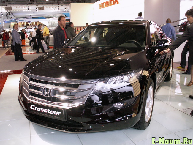 Новая модель Honda Crosstour - притягивала к себе восхищенные взгляды публики