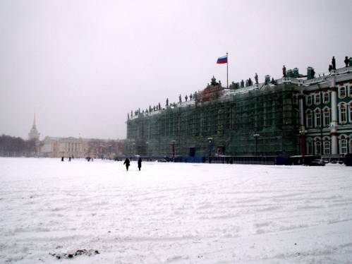 Стены Зимнего дворца - в реставрационных лесах