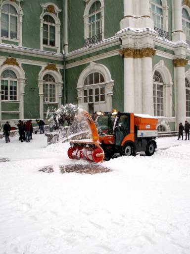 Внутренний двор засыпало снегом