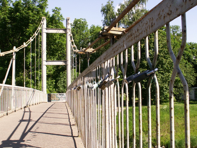 Мост через Ловать с замками новобрачных