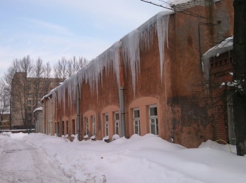 Сосули-гиганты на Петербургских домах